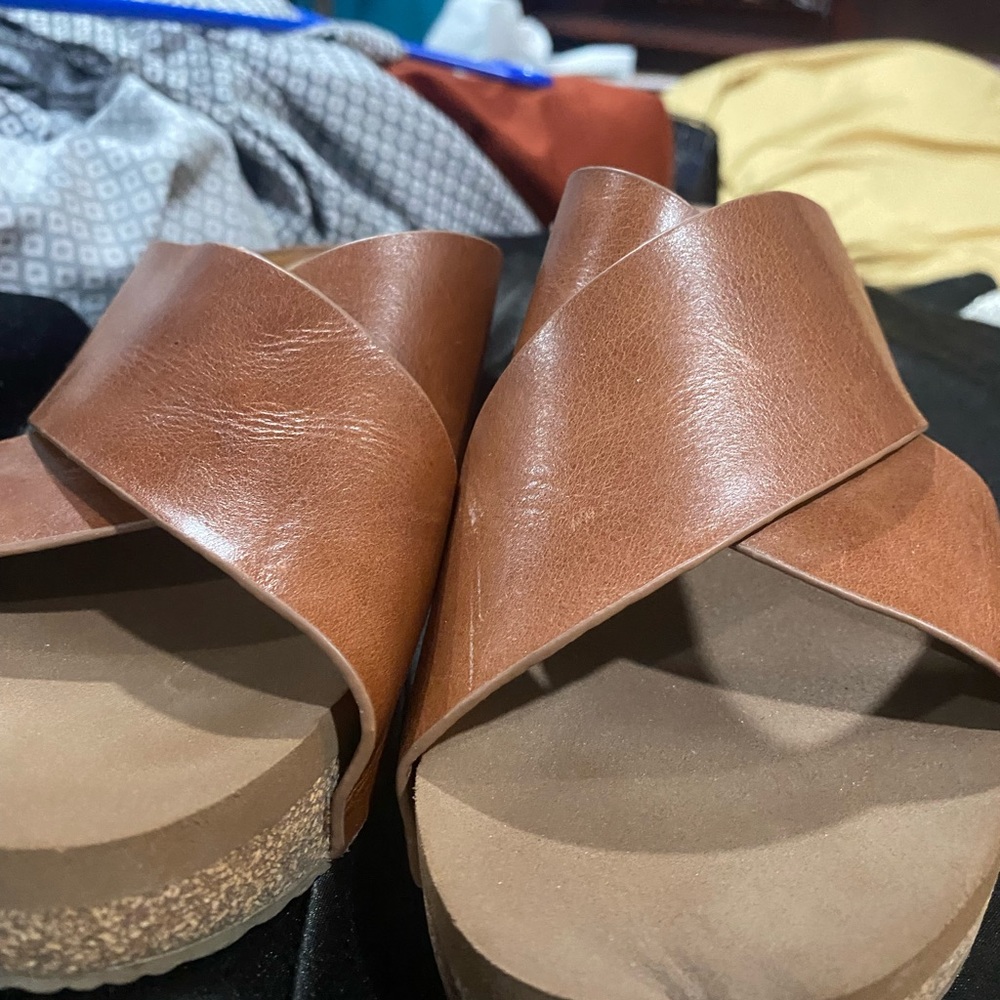 Volatile leather slides